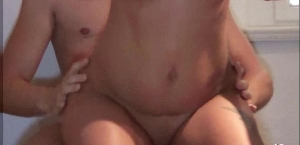 Mutter fickt Freund ihres Sohn heimlich auf der Toilette durch German